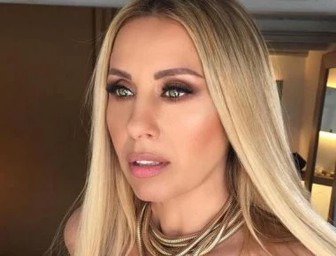 Γωγώ Μαστροκώστα: «Φωτιά» με... κατακίτρινο μαγιό (φωτο)